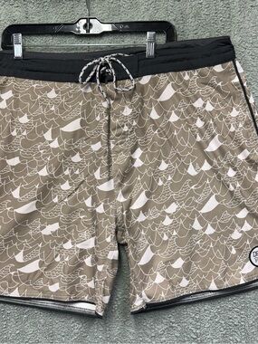Drift Seaside Men's 40 Board shorts Khaki Wave-Pattern.